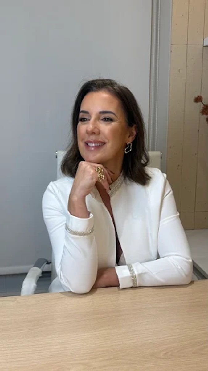 Dra. Vanessa Lenzi no consultório em Florianópolis